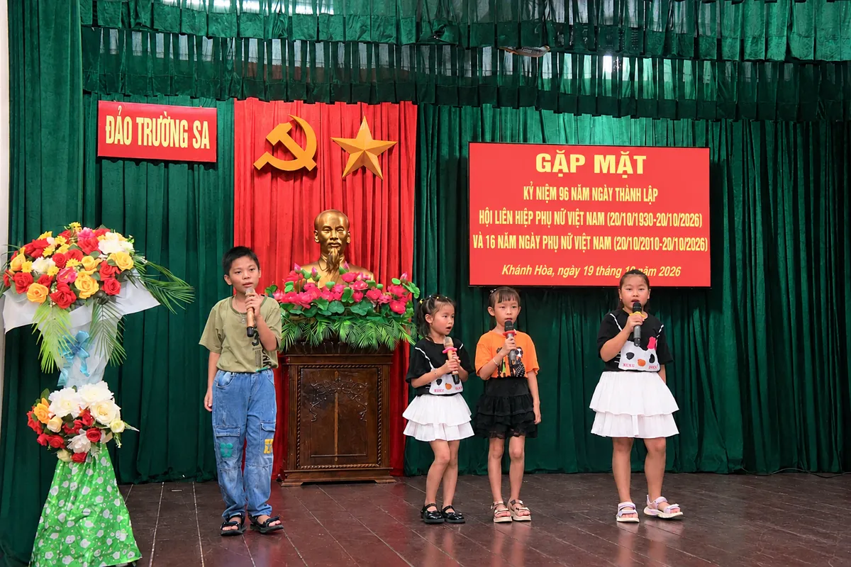 Ấm áp chương trình kỷ niệm Ngày Phụ nữ Việt Nam tại Đặc khu Trường Sa - Ảnh 4.