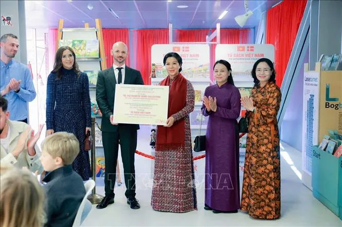 Phu nhân Tổng Bí thư, Chủ tịch nước Tô Lâm trao tặng “Tủ sách Việt Nam” cho thư viện tại Copenhagen - Ảnh 1.