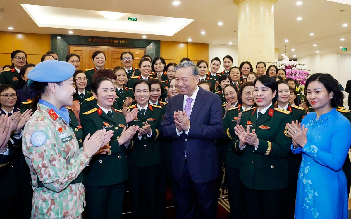 Tổng Bí thư, Chủ tịch nước Tô Lâm trò chuyện cùng các đại biểu phụ nữ tiêu biểu dự Đại hội đại biểu Phụ nữ Quân đội lần thứ VIII (2025-2030). (Ảnh: TTXVN)