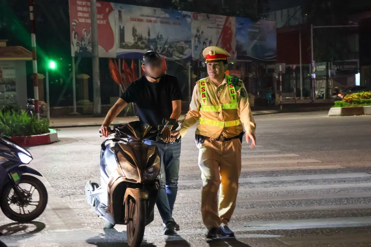 CSGT Hà Nội kiểm soát lúc 2h sáng, xử lý hành chục trường hợp thanh thiếu niên vi phạm - Ảnh 2.