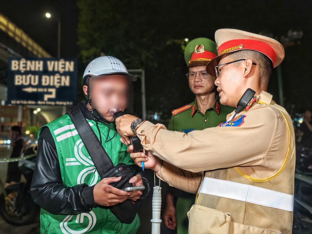 CSGT Hà Nội kiểm soát lúc 2h sáng, xử lý hành chục trường hợp thanh thiếu niên vi phạm - Ảnh 5.