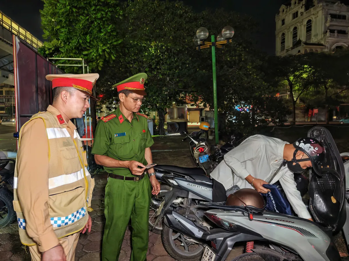 CSGT Hà Nội kiểm soát lúc 2h sáng, xử lý hành chục trường hợp thanh thiếu niên vi phạm - Ảnh 4.