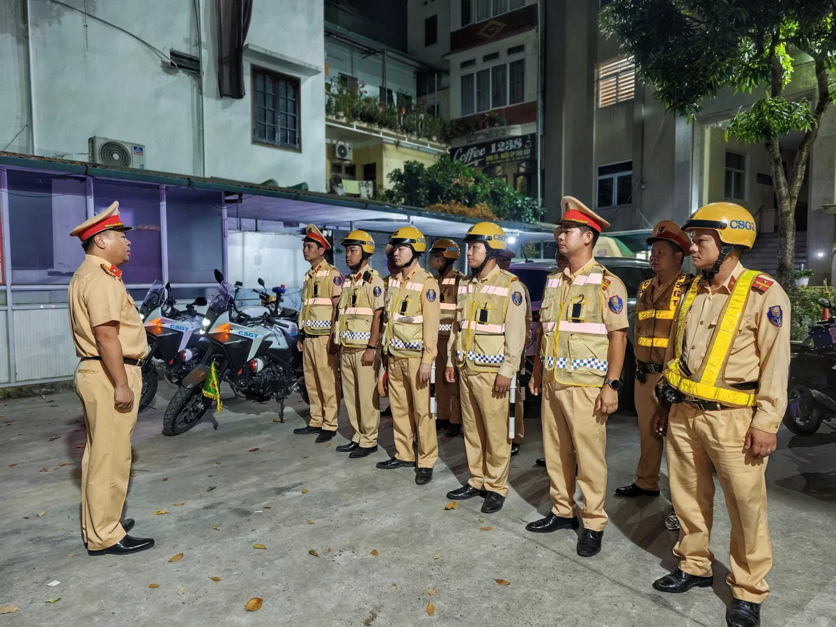 CSGT Hà Nội kiểm soát lúc 2h sáng, xử lý hành chục trường hợp thanh thiếu niên vi phạm - Ảnh 1.