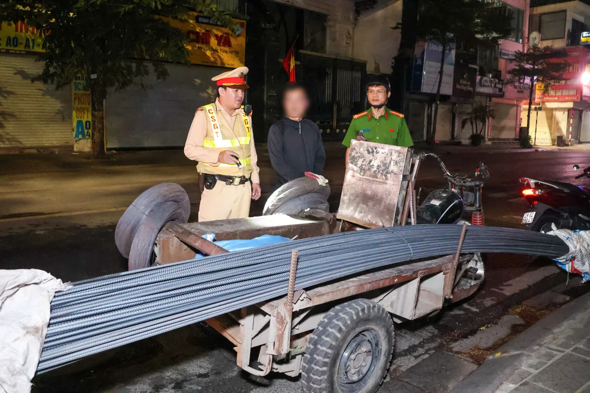 CSGT Hà Nội kiểm soát lúc 2h sáng, xử lý hành chục trường hợp thanh thiếu niên vi phạm - Ảnh 6.