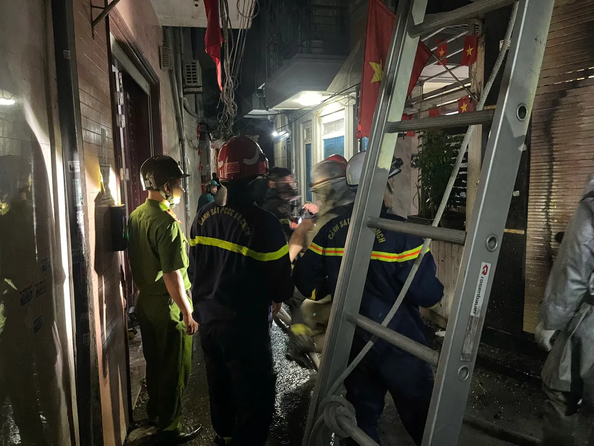 Kịp thời giải cứu 3 người mắc kẹt trong vụ cháy nhà 5 tầng ở Hà Nội - Ảnh 1.