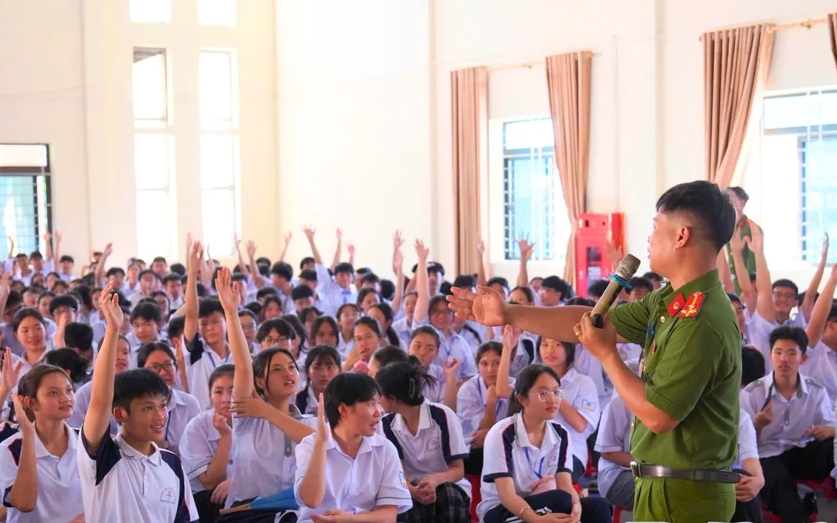 Cán bộ Công an tỉnh Điện Biên tuyên truyền, phổ biến kiến thức pháp luật về phòng, chống ma túy cho học sinh. Ảnh: QL
