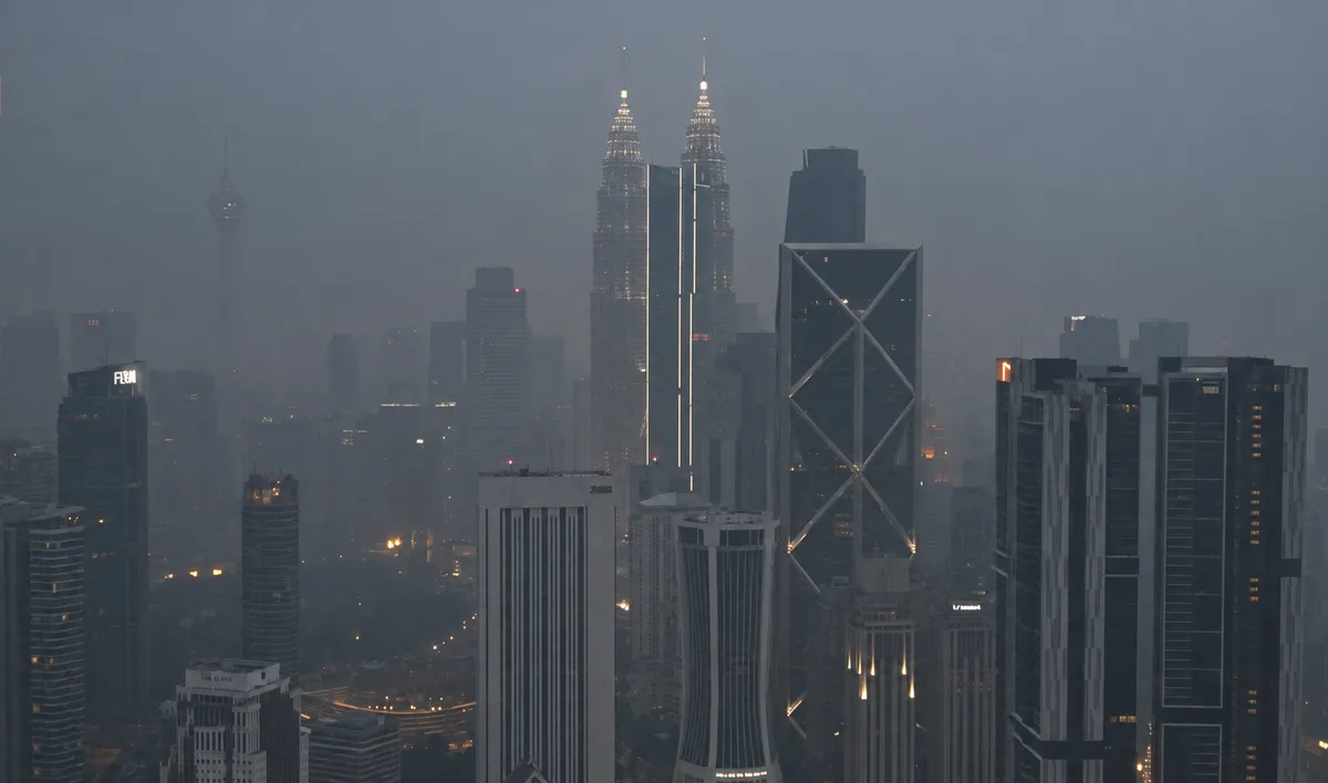 Malaysia chật vật ứng phó khói bụi kéo dài- Ảnh 1.