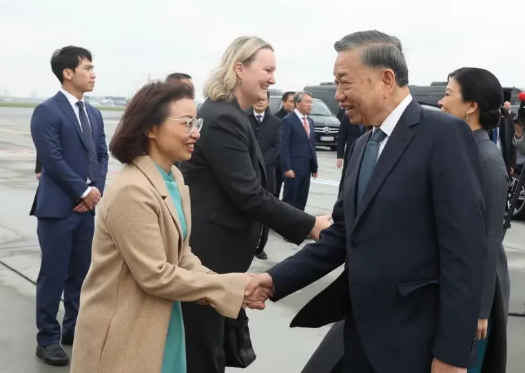 Tổng B&iacute; thư, Chủ tịch nước T&ocirc; L&acirc;m v&agrave; Phu nh&acirc;n kết th&uacute;c chuyến thăm Đan Mạch - Ảnh 4.