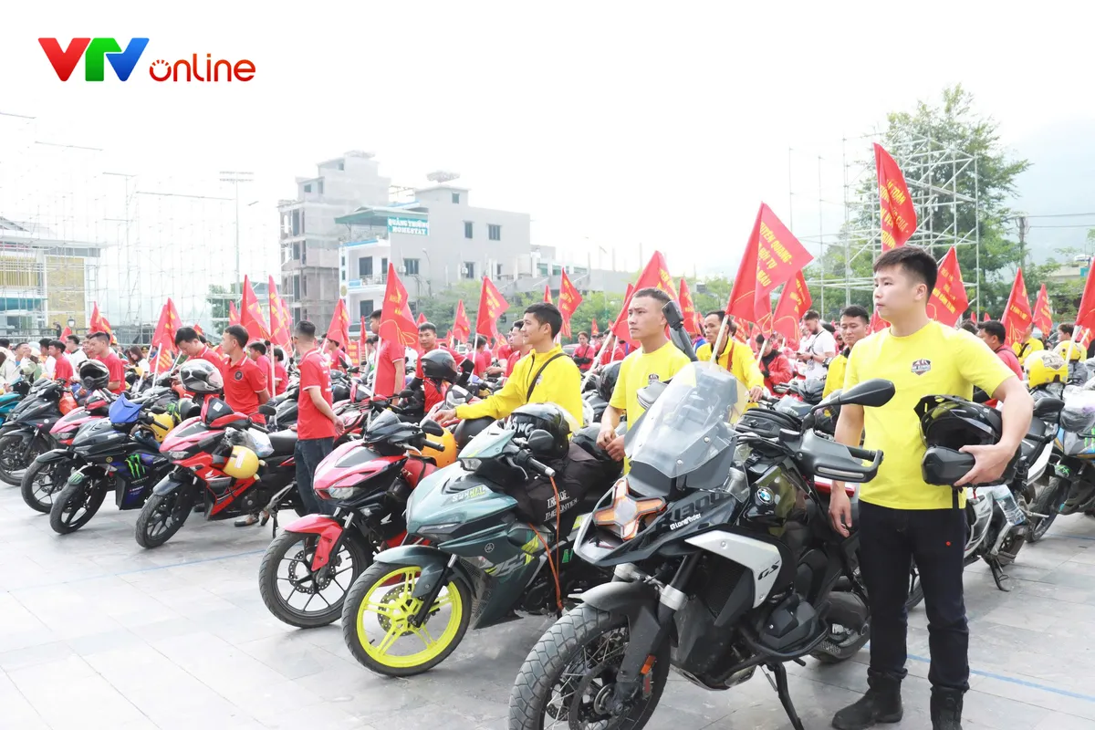 Tuyên Quang: 100 xe mô tô, xe máy quảng bá du lịch an toàn trên cung đường Mã Pì Lèng - Ảnh 4.