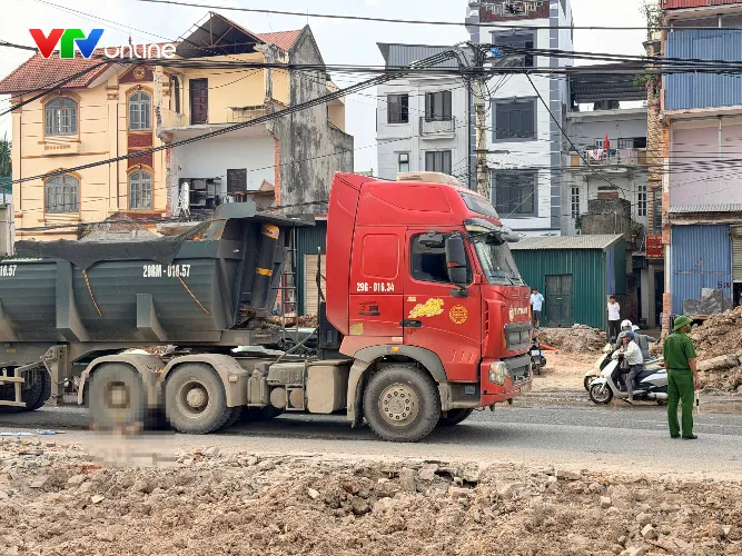 Hà Nội: Nam thanh niên tử vong sau khi xe máy lao vào ổ gà trên Quốc lộ 6 - Ảnh 2.