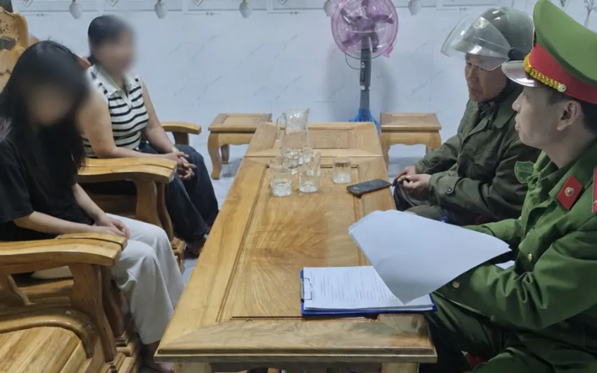 Công an xã Kon Đào đưa hai em nhỏ trở về nhà an toàn. Nguồn: BCA