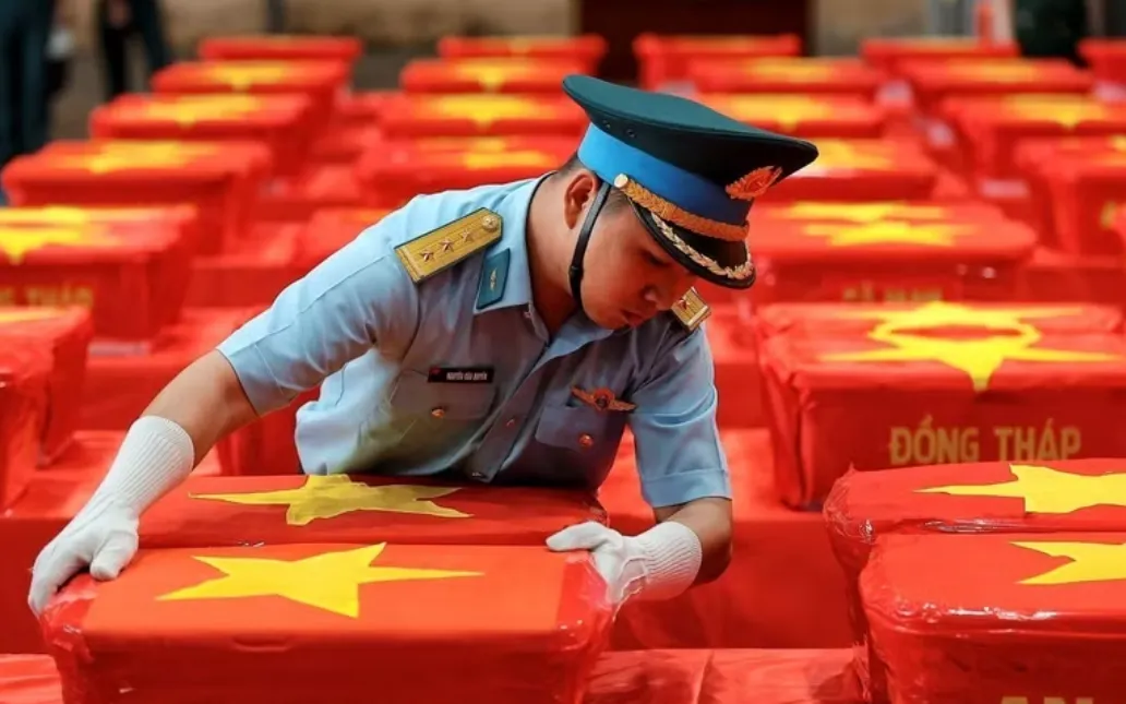 Cán bộ Quân chủng Phòng không Không quân sắp xếp các thùng chứa mẫu sinh phẩm hài cốt liệt sỹ tại khu vực tập kết, chuẩn bị bàn giao cho Viện Pháp y Quân đội phục vụ giám định ADN. Ảnh: TTXVN