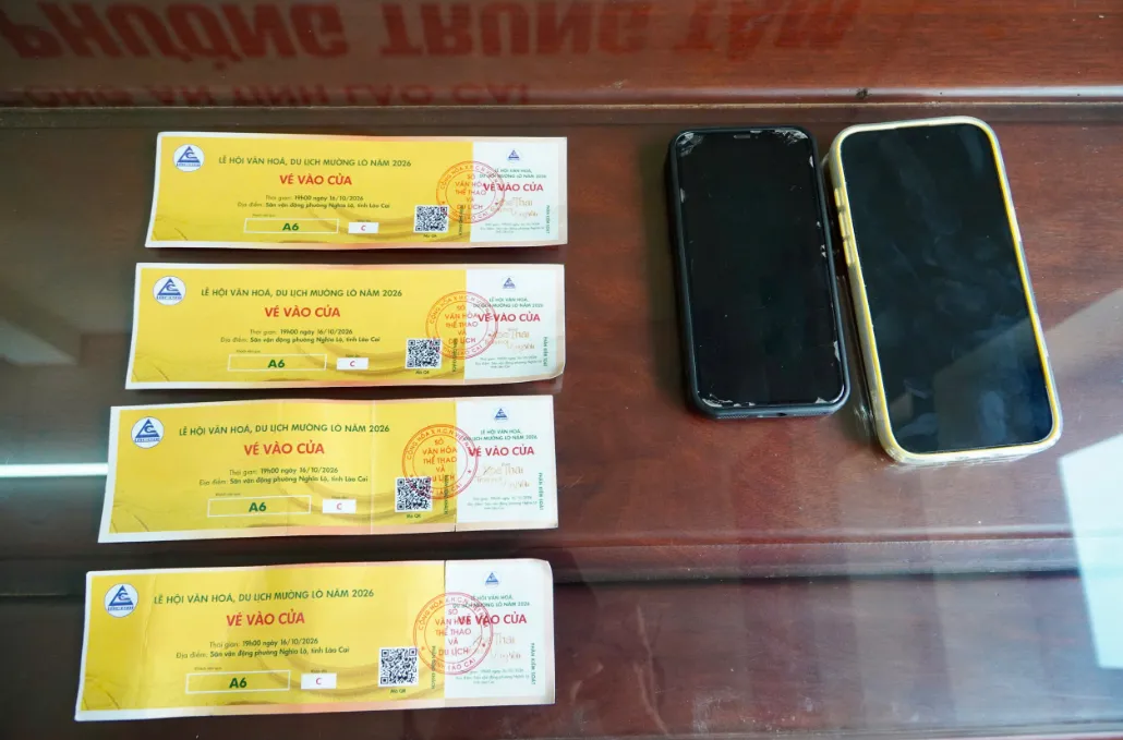 Rao bán vé miễn phí để kiếm lời, 3 người bị phạt 12 triệu đồng- Ảnh 1.