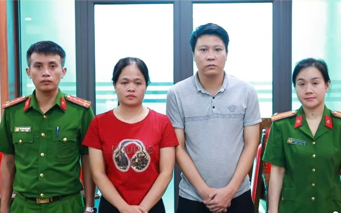 Cơ quan Cảnh sát điều tra Công an tỉnh công bố Quyết định khởi tố bị can và thi hành Lệnh bắt bị can để tạm giam đối với Lê Thanh Hiển và Đố Kim Chung. Ảnh: Công an tỉnh Lào Cai