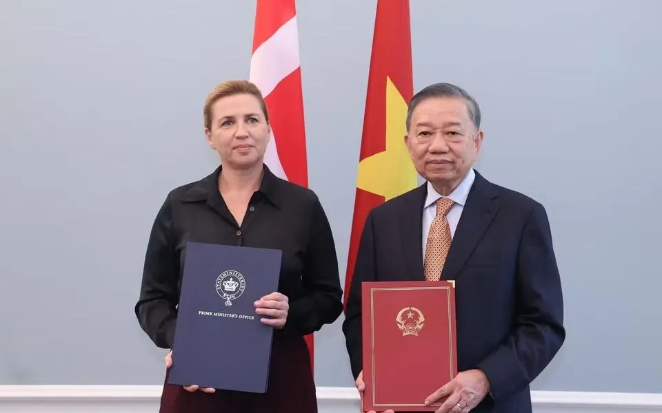 Tổng Bí thư, Chủ tịch nước Tô Lâm và Thủ tướng Đan Mạch Mette Frederiksen trao Tuyên bố chung về việc thiết lập quan hệ Đối tác chiến lược toàn diện Việt Nam - Đan Mạch - Ảnh: TTXVN