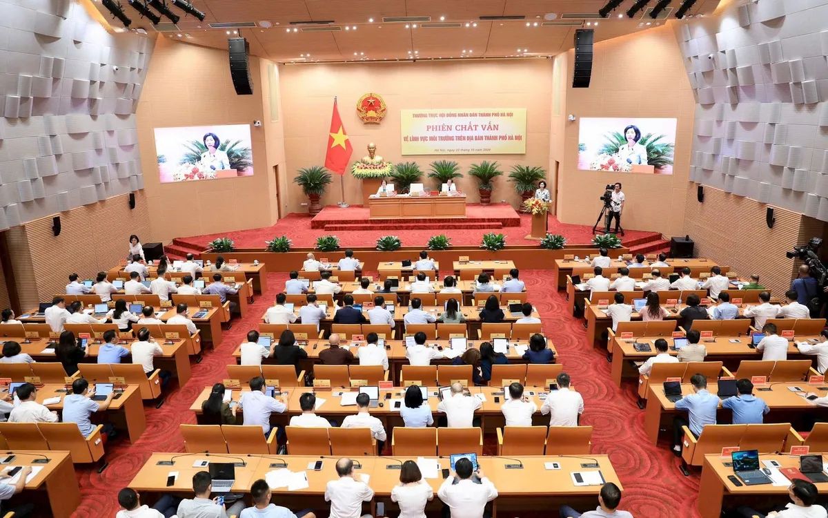 Quang cảnh phiên chất vấn của Thường trực HĐND thành phố Hà Nội. Ảnh: TLCP