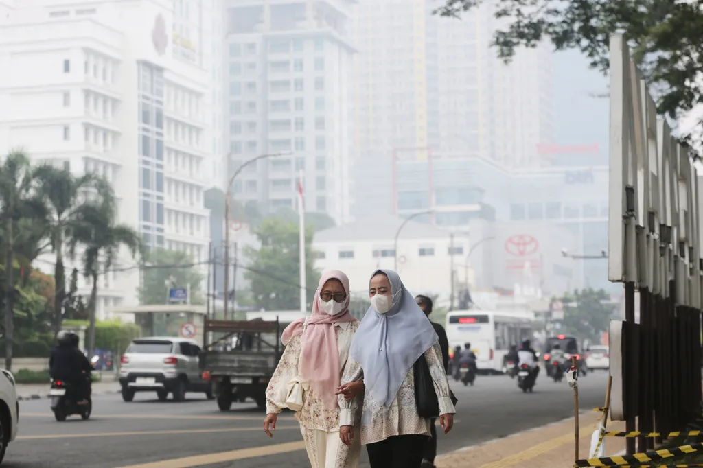 Indonesia làm mưa nhân tạo để giảm khói mù- Ảnh 1.