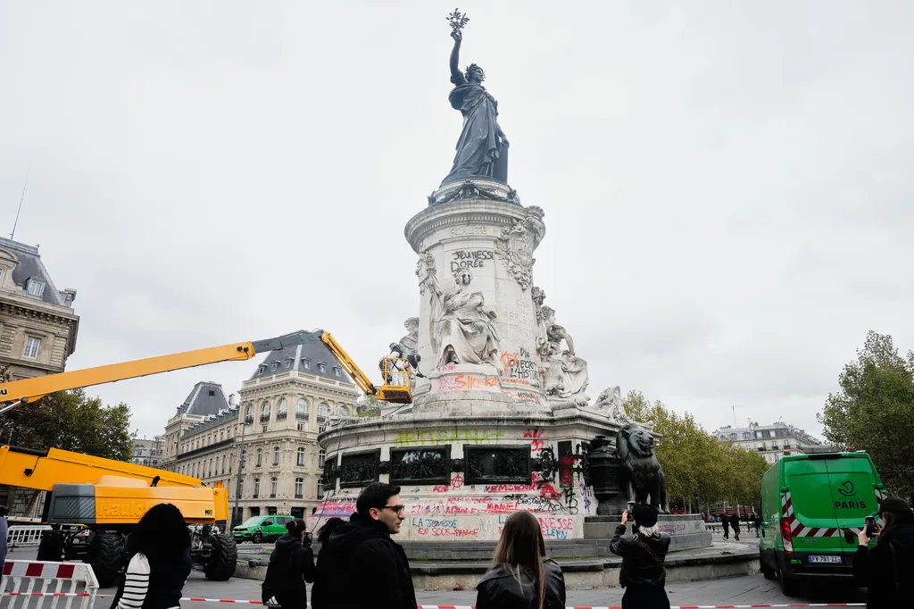 Ph&aacute;p ban h&agrave;nh lệnh cấm biểu t&igrave;nh tại thủ đ&ocirc; Paris- Ảnh 2.