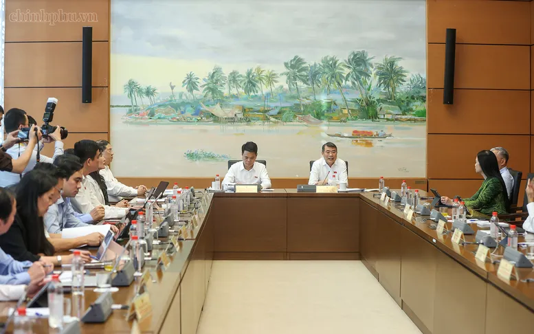 Thủ tướng Lê Minh Hưng (đại biểu Quốc hội thành phố Hải Phòng) thảo luận tại tổ - Ảnh: chinhphu.vn/Nhật Bắc