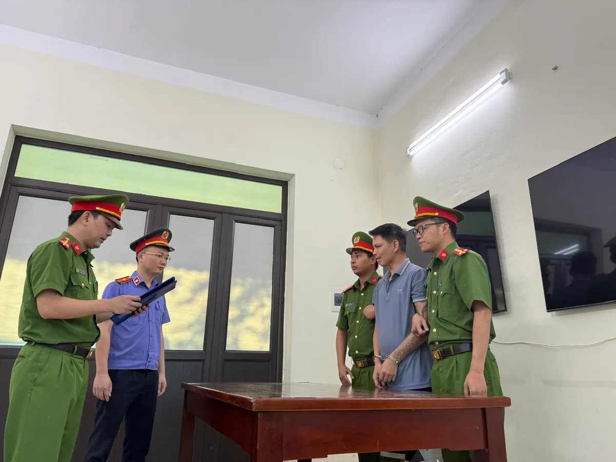 Khởi tố kẻ bạo hành, hành hạ hai con gái nhỏ tại xã Vĩnh Hưng - Ảnh 1.