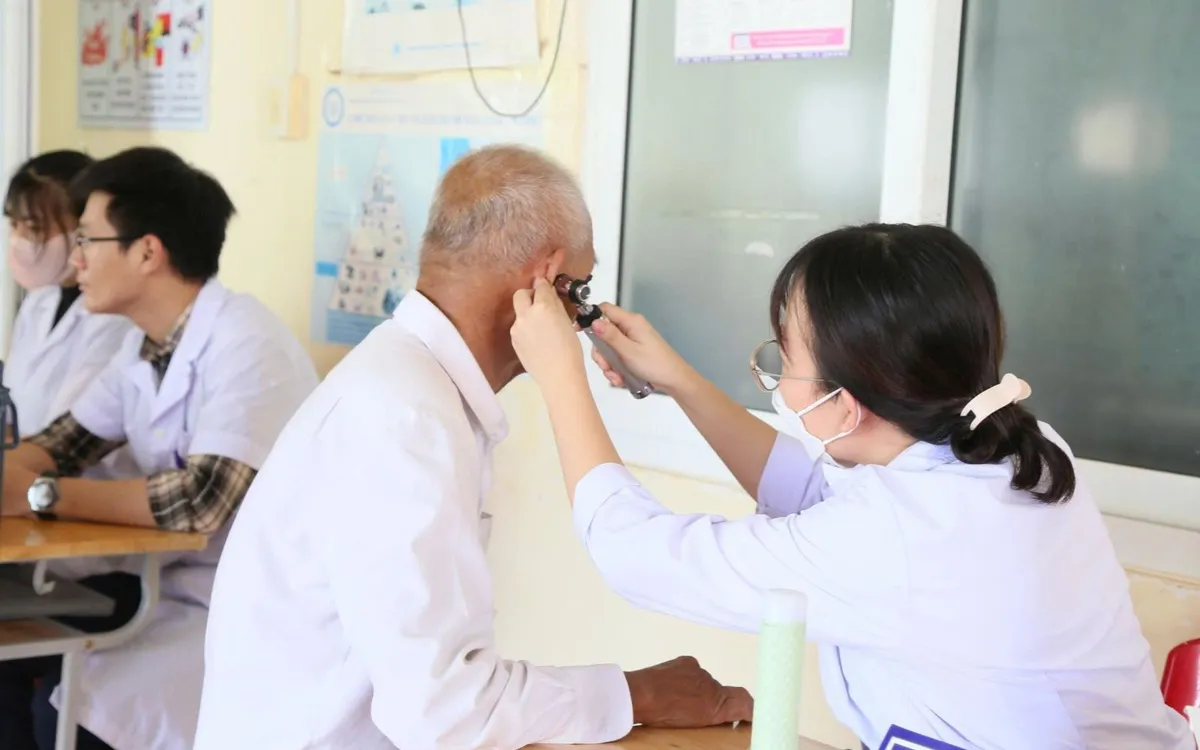 Người dân đến Trạm Y tế xã Ea Bung để khám sức khoẻ miễn phí. Ảnh: Bảo Trọng
