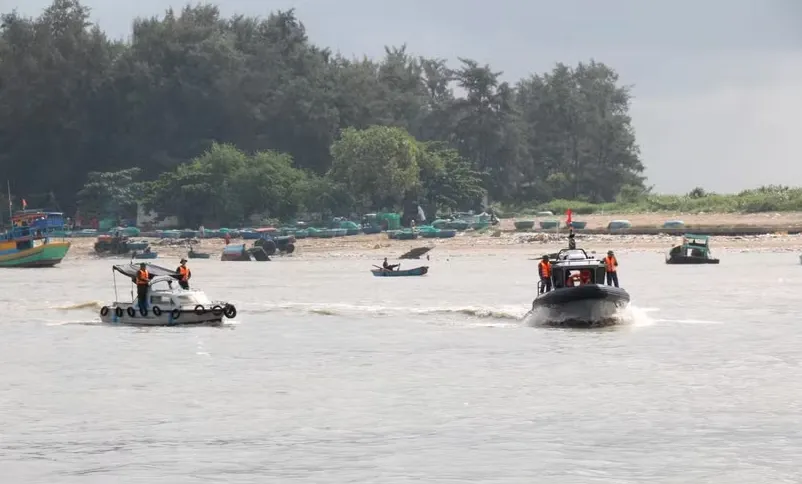 Tàu cá chở 4 lao động bị chìm trên biển Lâm Đồng - Ảnh 1.