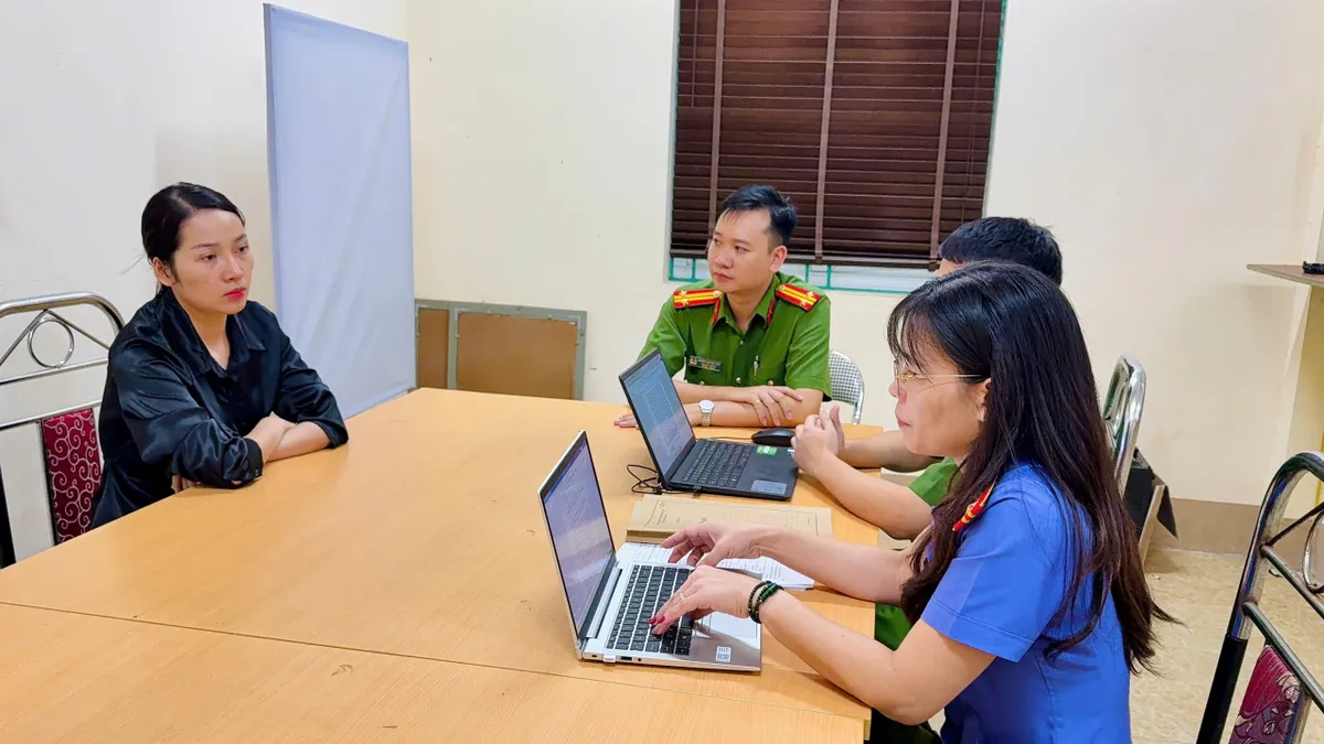 Khởi tố nữ tài xế ô tô tăng ga bỏ chạy khi đang làm việc với CSGT - Ảnh 1.