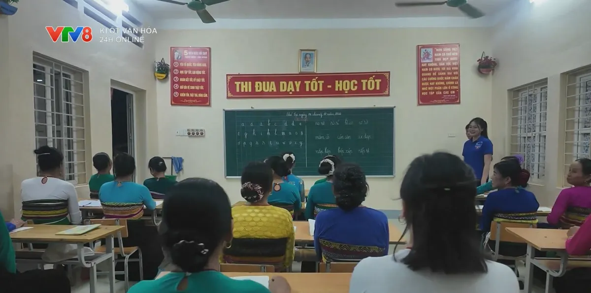 Già làng, trưởng bản đồng hành xoá mù chữ vùng cao- Ảnh 3. Già làng, trưởng bản đồng hành xoá mù chữ vùng cao- Ảnh 3.