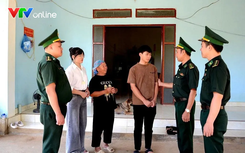 Cán bộ, chiến sĩ Đồn Biên phòng Bản Lầu đến chúc mừng em Phàn Chẩn Phong thi đỗ Học viện Biên phòng