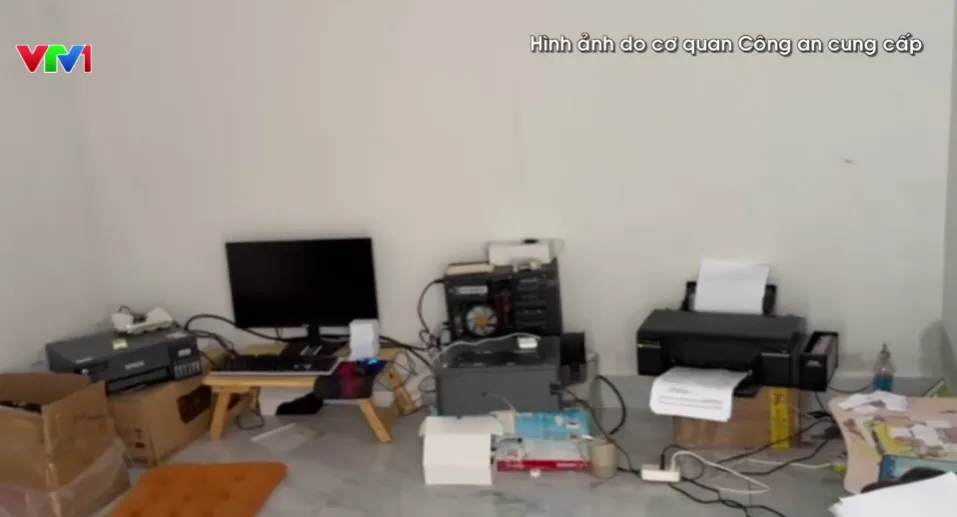Dựng “lò” in giấy tờ giả ở Campuchia, thu lợi bất chính 15 tỷ đồng - Ảnh 1.