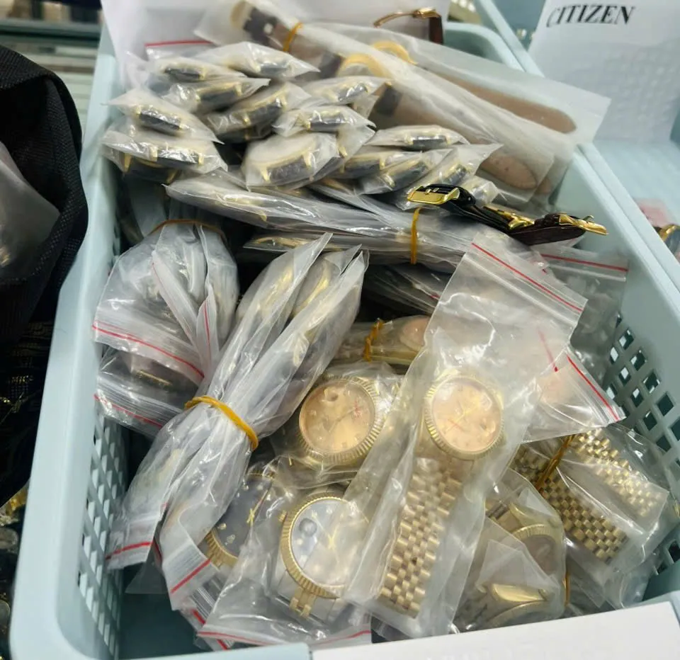 Khởi tố chủ cửa hàng bán hơn 2.100 đồng hồ giả mạo nhãn hiệu Rolex, Hublot... - Ảnh 2.