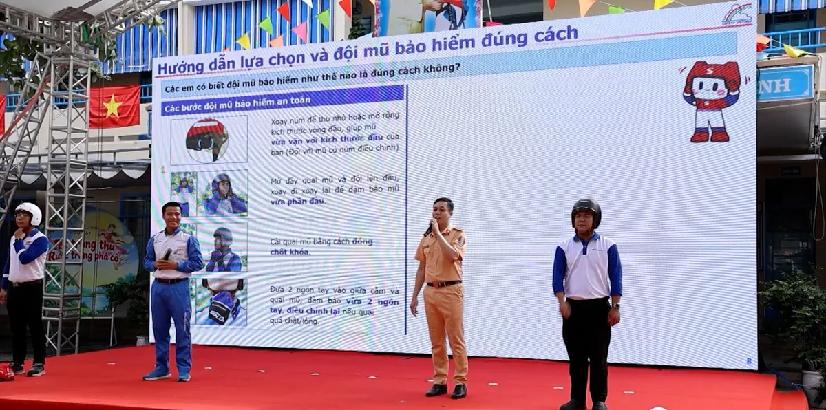 Trao mũ bảo hiểm, trang bị kỹ năng ATGT cho học sinh- Ảnh 3. Trao mũ bảo hiểm, trang bị kỹ năng ATGT cho học sinh- Ảnh 3.