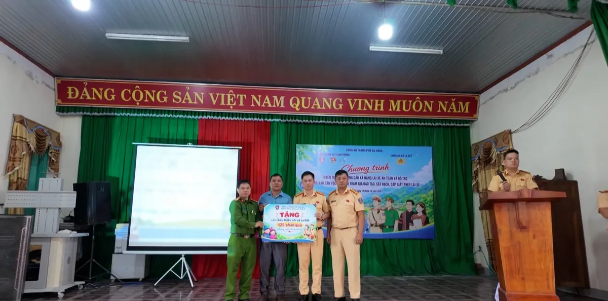 Đưa kiến thức ATGT đến đồng bào vùng biên- Ảnh 3. Đưa kiến thức ATGT đến đồng bào vùng biên- Ảnh 3.
