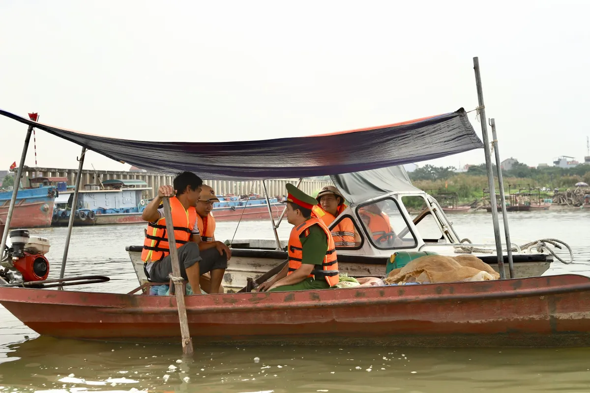 Ngăn chặn đánh bắt tận diệt trên sông Hồng: Bảo vệ nguồn lợi thủy sản và sinh kế cho người dân - Ảnh 1.