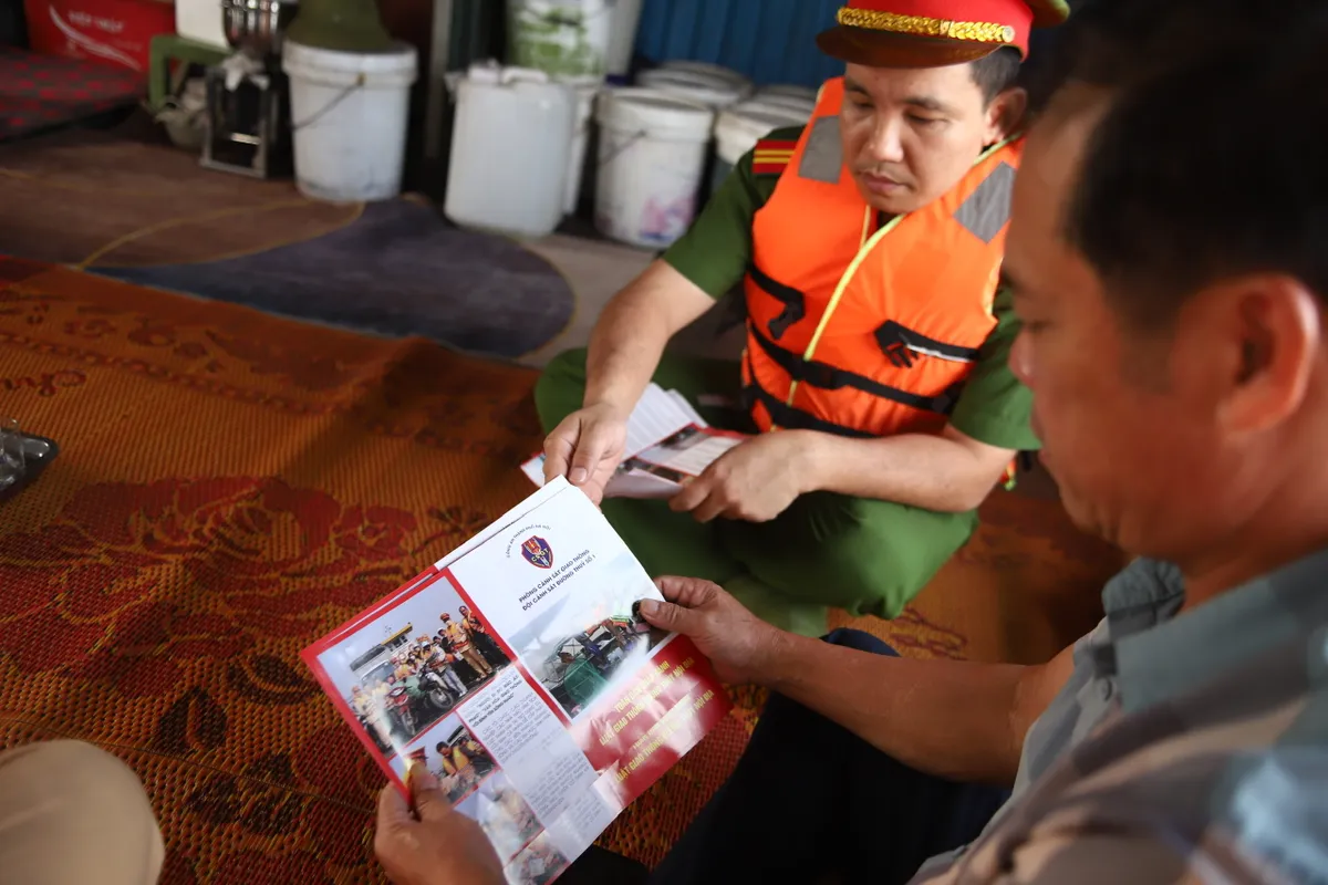 Ngăn chặn đánh bắt tận diệt trên sông Hồng: Bảo vệ nguồn lợi thủy sản và sinh kế cho người dân - Ảnh 3.