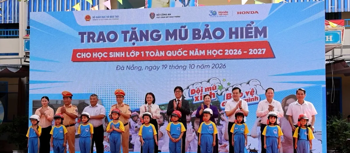Trao mũ bảo hiểm, trang bị kỹ năng ATGT cho học sinh- Ảnh 1. Trao mũ bảo hiểm, trang bị kỹ năng ATGT cho học sinh- Ảnh 1.