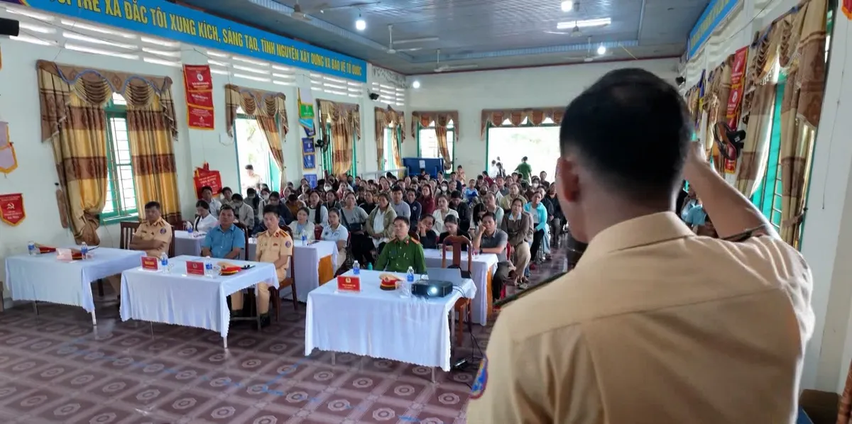 Đưa kiến thức ATGT đến đồng bào vùng biên- Ảnh 1. Đưa kiến thức ATGT đến đồng bào vùng biên- Ảnh 1.