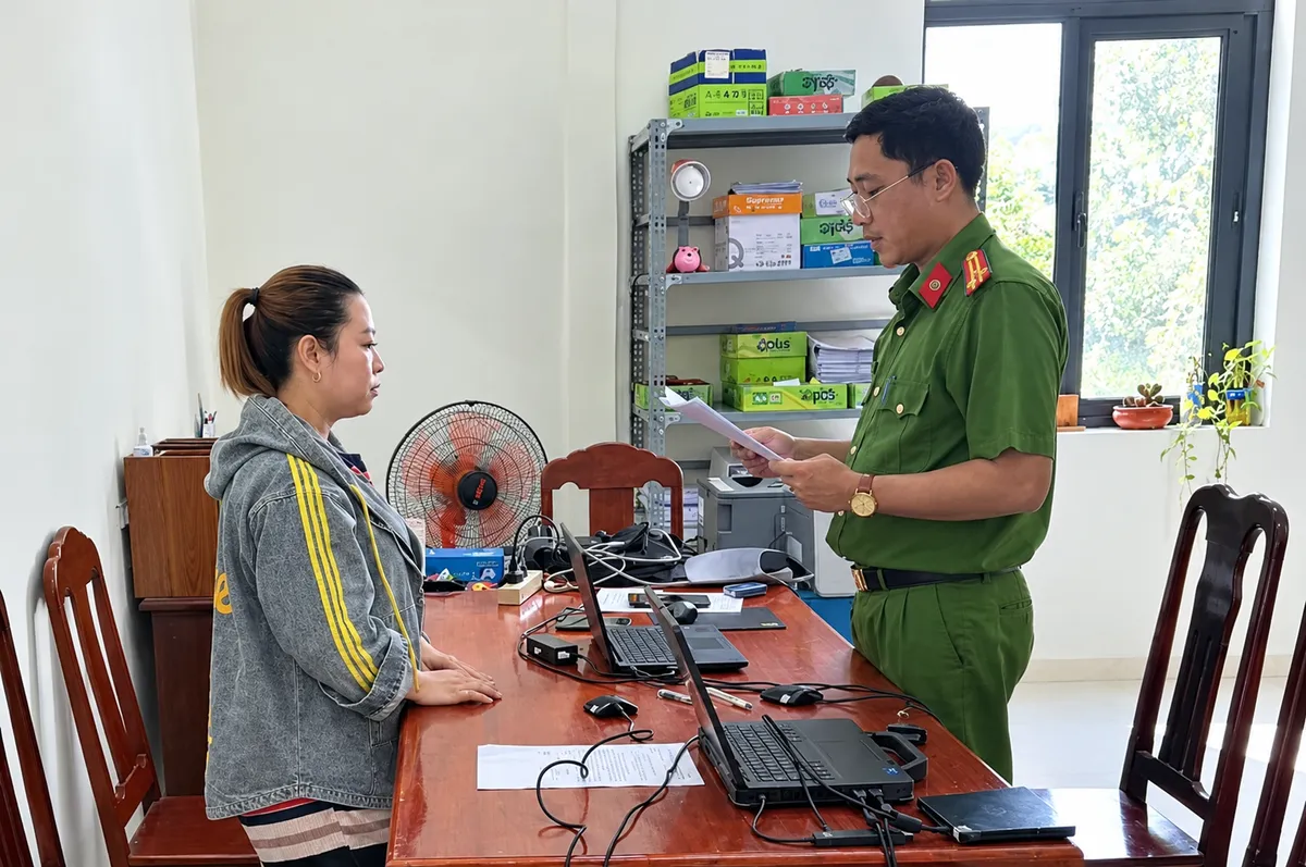 Khởi tố nữ gi&aacute;m đốc c&ocirc;ng ty sản xuất, bu&ocirc;n b&aacute;n đường c&aacute;t giả  - Ảnh 1.