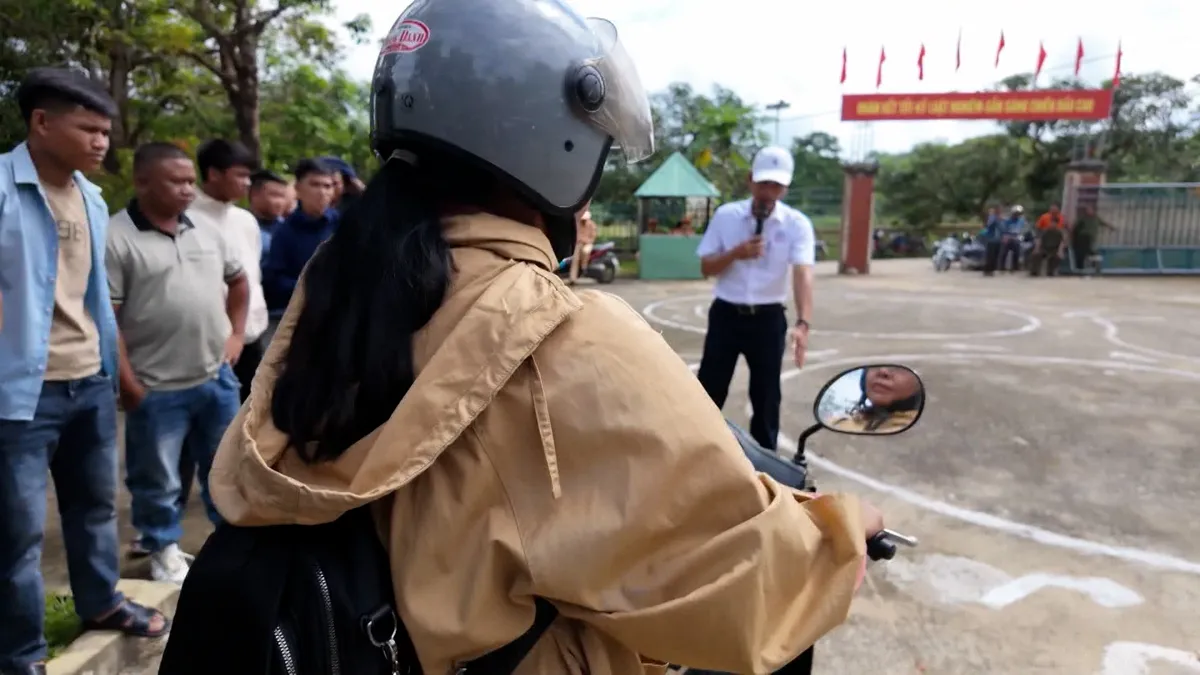 Đưa kiến thức ATGT đến đồng bào vùng biên- Ảnh 2. Đưa kiến thức ATGT đến đồng bào vùng biên- Ảnh 2.