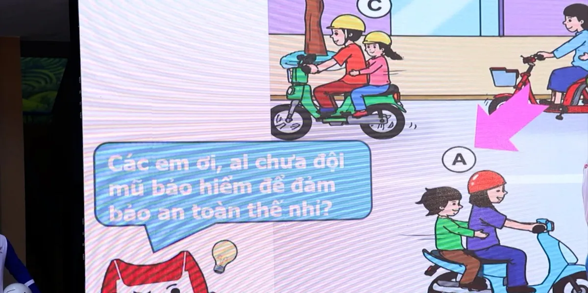 Trao mũ bảo hiểm, trang bị kỹ năng ATGT cho học sinh- Ảnh 2. Trao mũ bảo hiểm, trang bị kỹ năng ATGT cho học sinh- Ảnh 2.