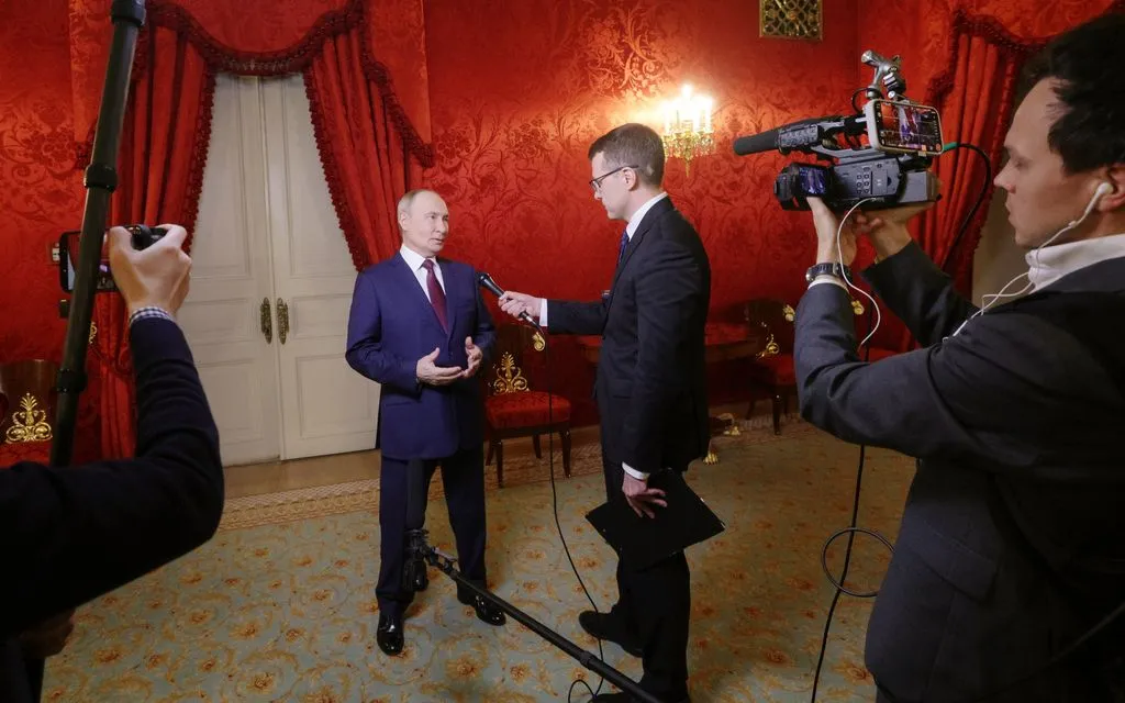 Tổng thống Nga Vladimir Putin trả lời báo chí tại Nhà hát Bolshoi ở Moscow, Nga, ngày 22/10/2026. (Ảnh: Gavriil Grigorov/Sputnik/Kremlin Pool/AP)