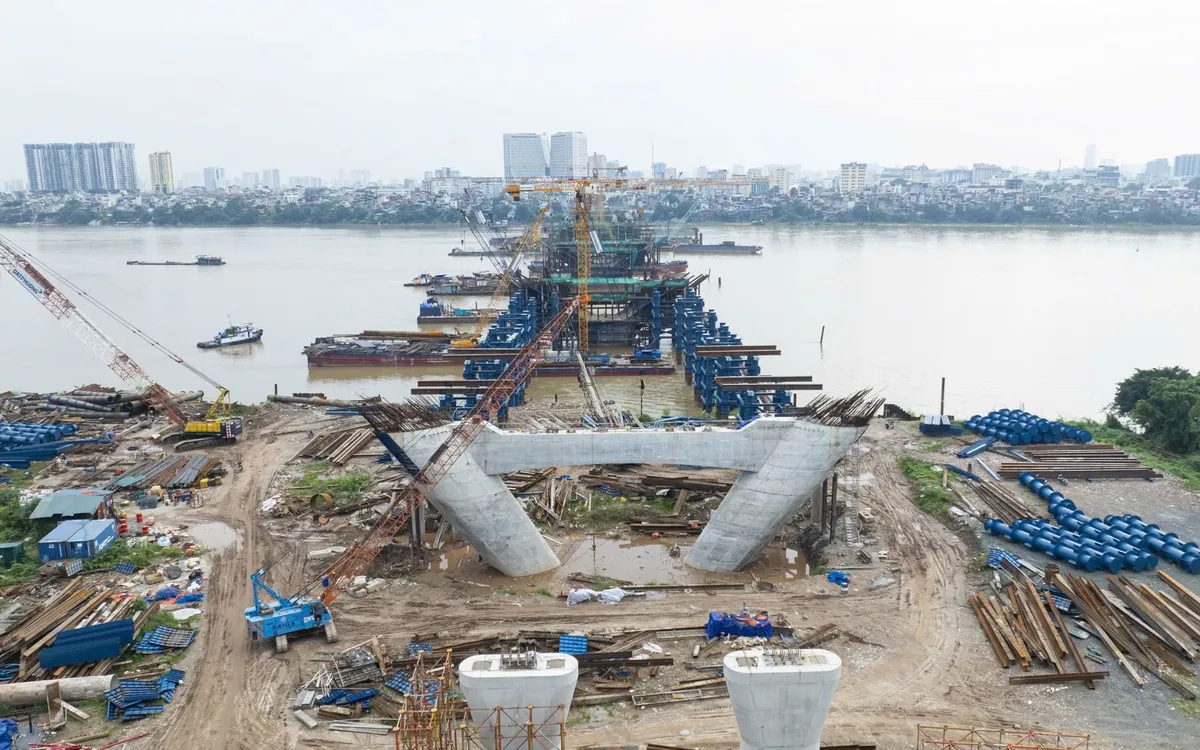Tại cầu Trần Hưng Đạo, toàn bộ 128 cọc khoan nhồi và 7 bệ trụ phần cầu chính đã hoàn thành. Ảnh: thanglong.chinhphu.vn 