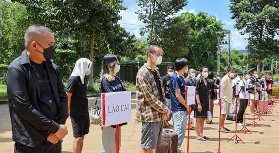Tiếp nhận c&ocirc;ng d&acirc;n do Campuchia trao trả, khởi tố trường hợp vi phạm quy định xuất cảnh - Ảnh 1.