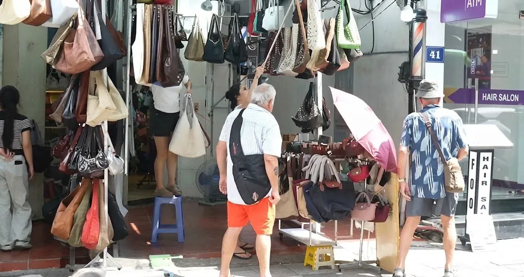 Siết chặt hàng giả trong cao điểm cuối năm - Ảnh 1.