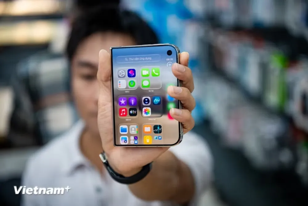 Thị trường điện thoại gập s&ocirc;i động trở lại  - Ảnh 4.