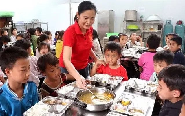 Các em học sinh vùng cao Tuyên Quang với bữa trưa đảm bảo chất lượng. Ảnh minh họa: Đức Thọ/TTXVN