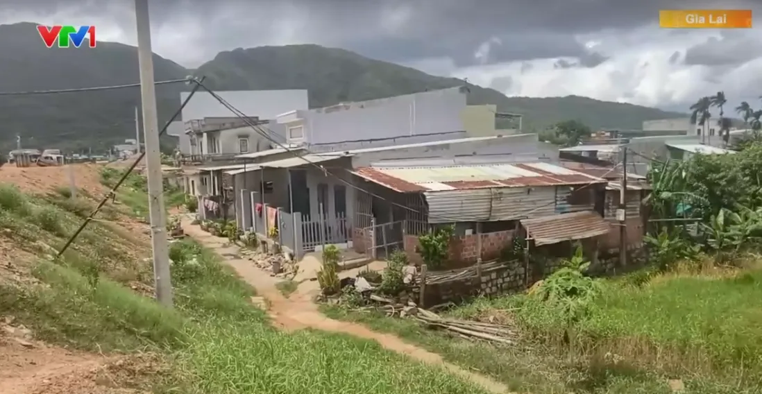 Hai căn nhà đổ sập, thiệt hại 140 triệu đồng do sạt lở bờ sông Tiền - Ảnh 2.
