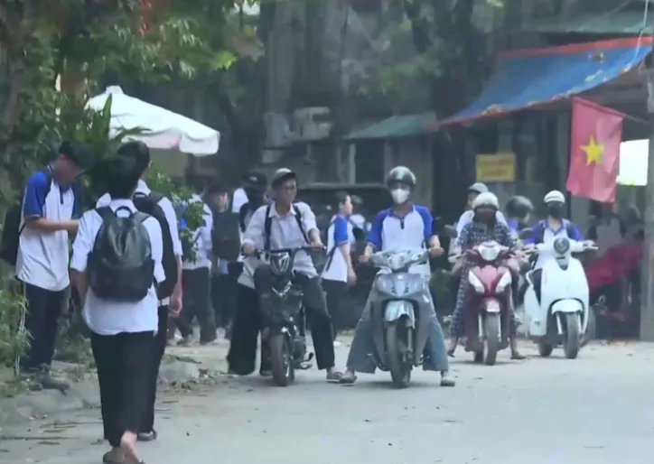 Siết quản lý điểm gửi xe, nâng cao an toàn giao thông cho học sinh - Ảnh 1.