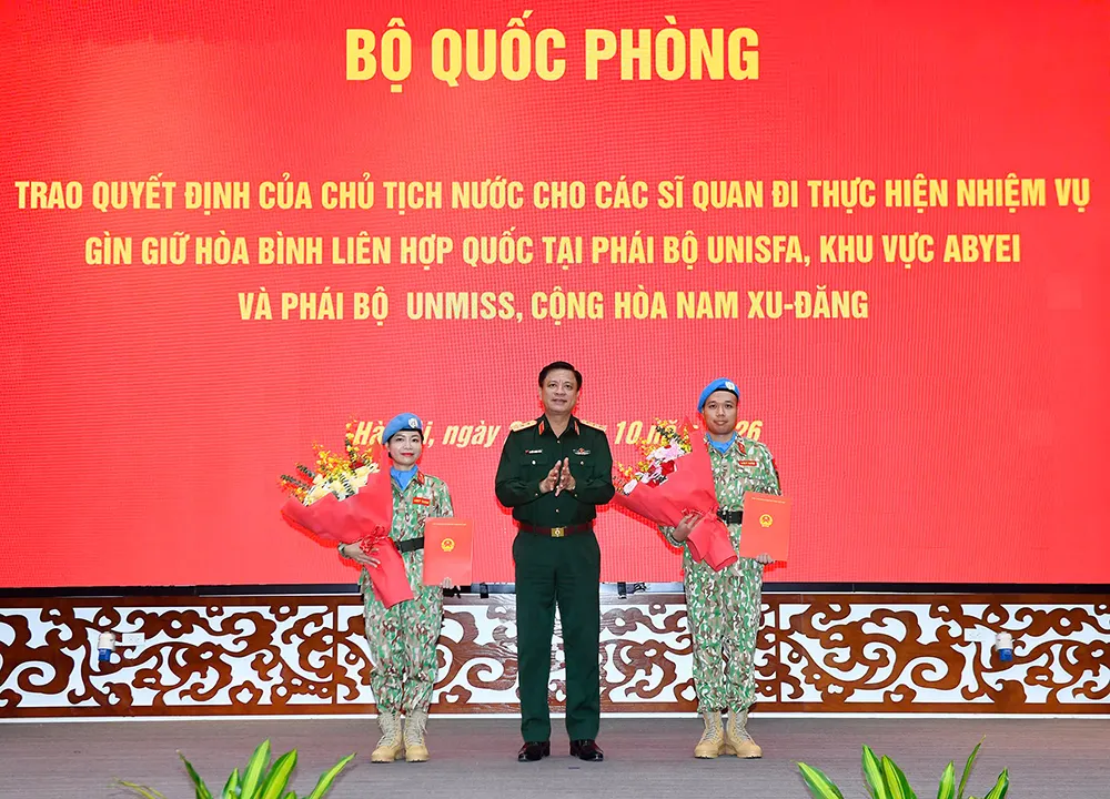 Trao Quyết định của Chủ tịch nước cho hai sĩ quan gìn giữ hòa bình - Ảnh 1.