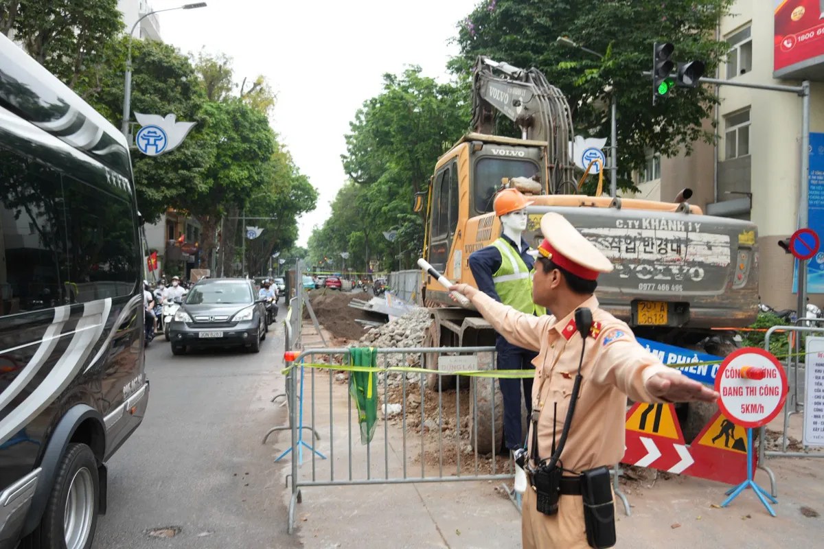 Hà Nội: 62 vị trí rào chắn thi công, CSGT khuyến cáo người dân chủ động lộ trình - Ảnh 3.